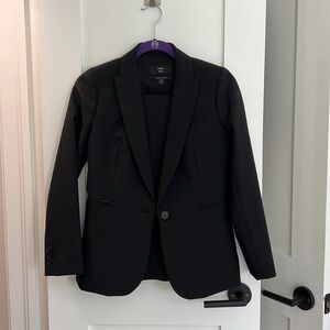 Black J. Crew women’s suit. 2P jacket/ 2 pant. Excellent condition.